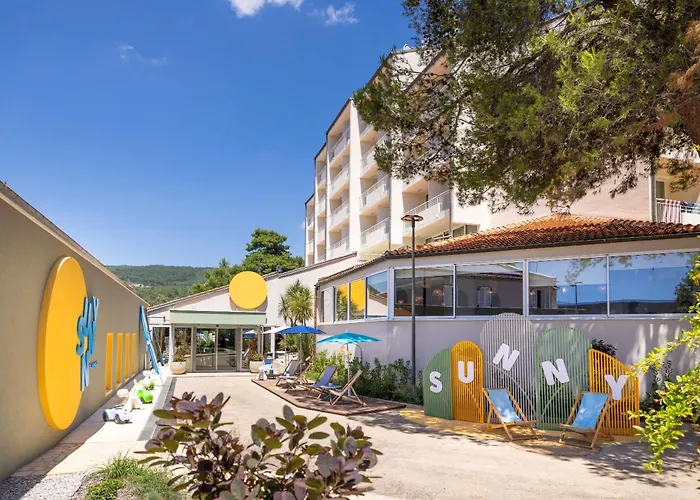 מלון Sunny By Valamar 3*
