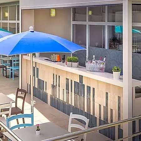Hotel Sunny By Valamar 3*